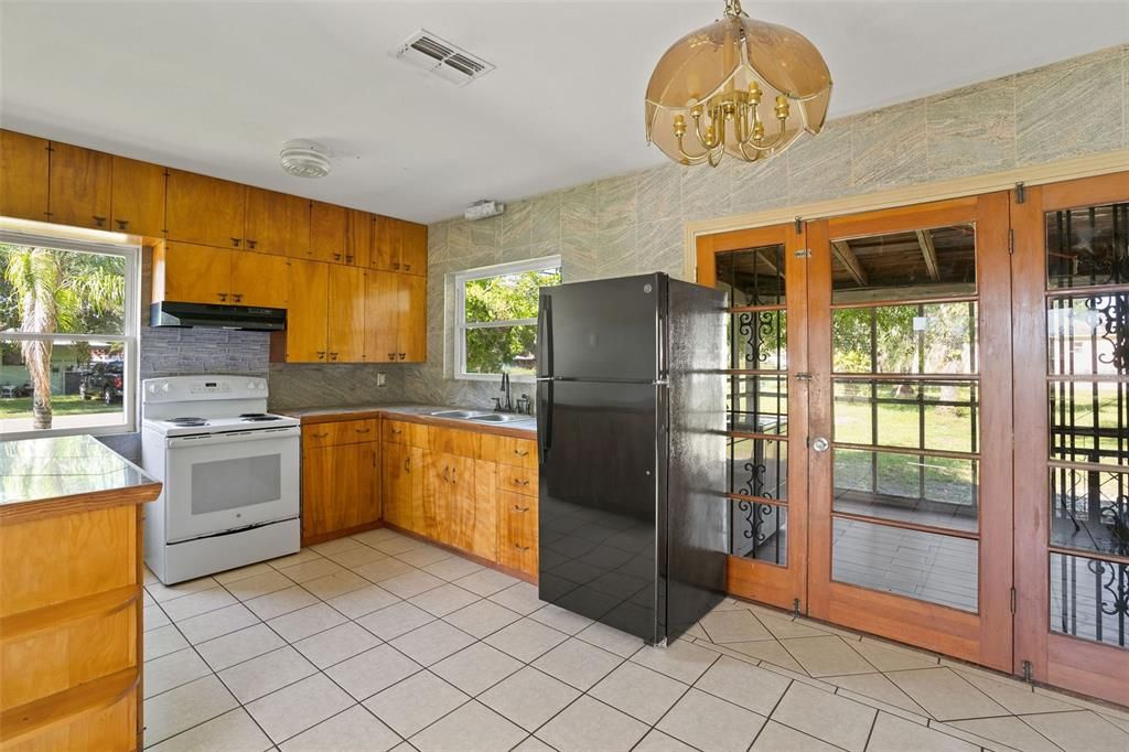 Active With Contract: $2,000 (3 beds, 1 baths, 1012 Square Feet)