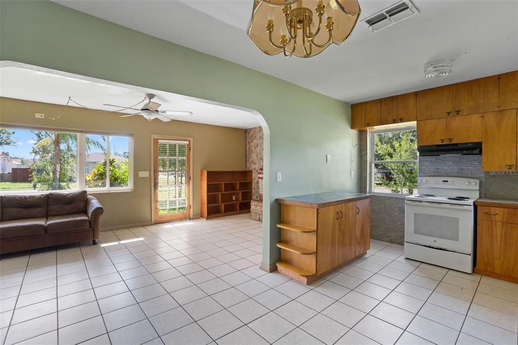 Active With Contract: $2,000 (3 beds, 1 baths, 1012 Square Feet)