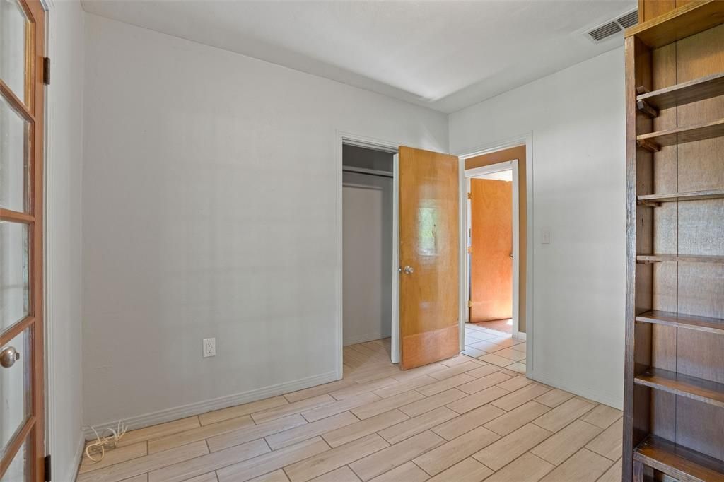 Active With Contract: $2,000 (3 beds, 1 baths, 1012 Square Feet)