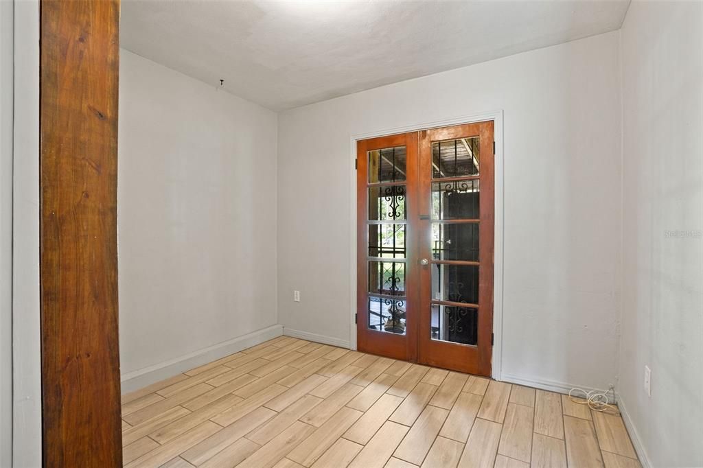 Active With Contract: $2,000 (3 beds, 1 baths, 1012 Square Feet)