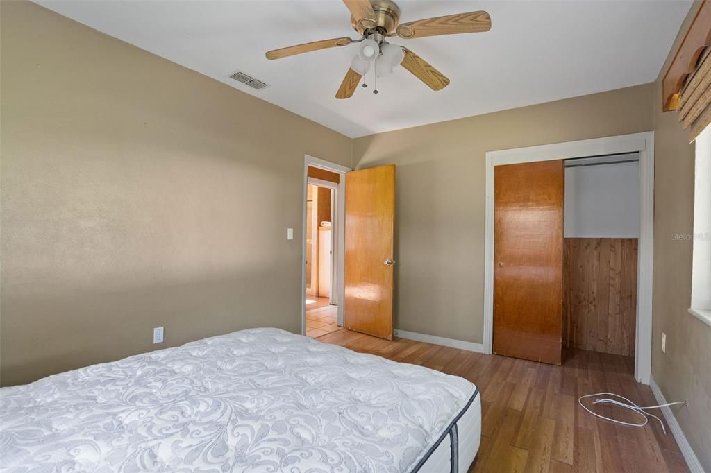 Active With Contract: $2,000 (3 beds, 1 baths, 1012 Square Feet)