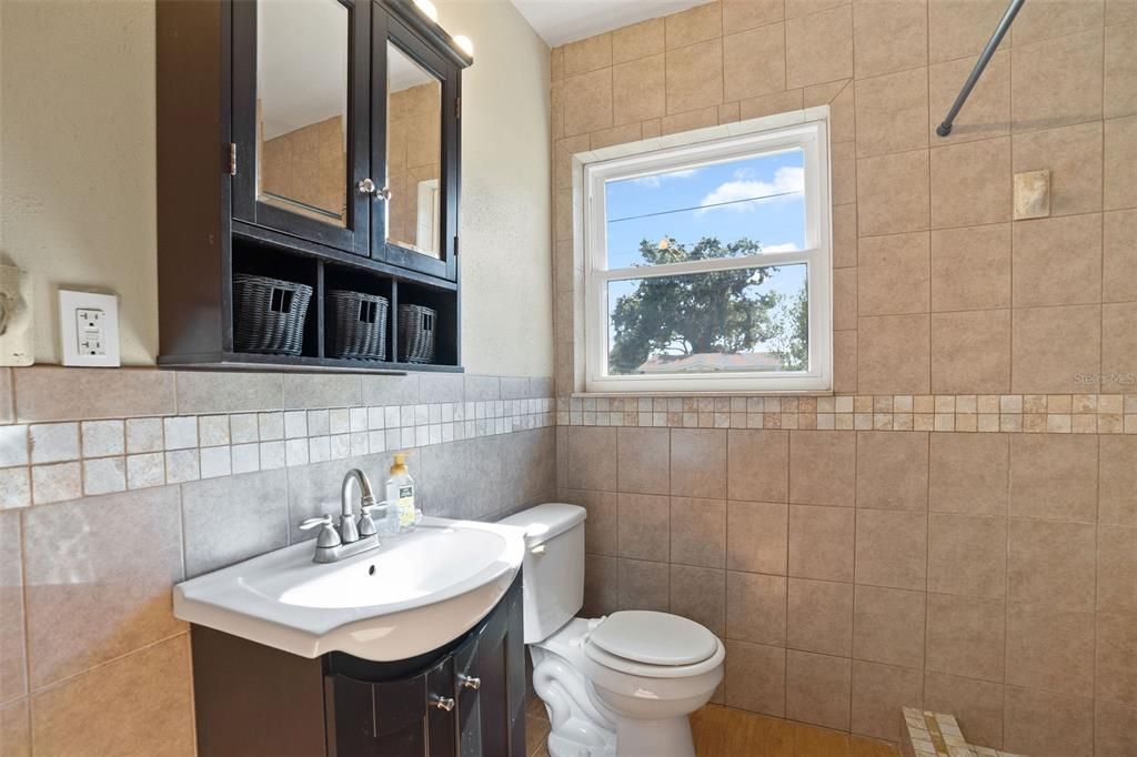 Active With Contract: $2,000 (3 beds, 1 baths, 1012 Square Feet)