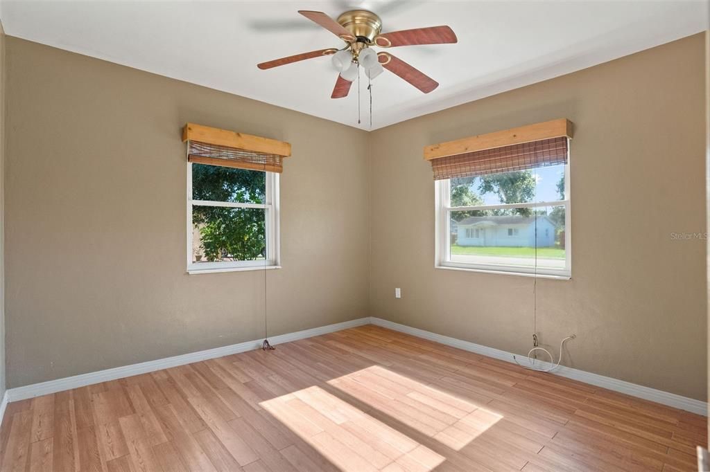 Active With Contract: $2,000 (3 beds, 1 baths, 1012 Square Feet)