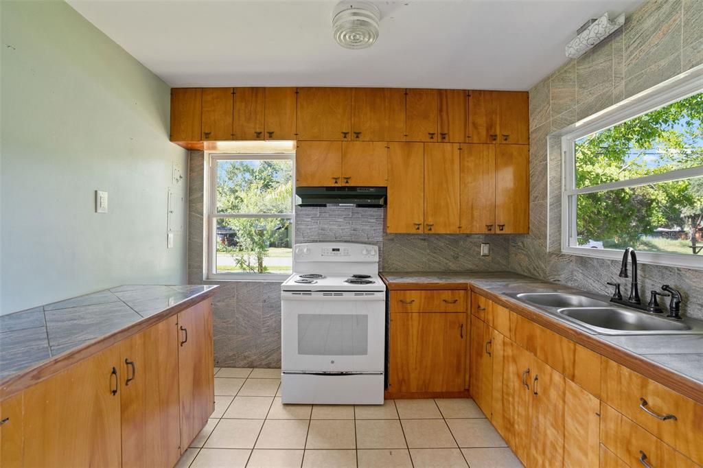 Active With Contract: $2,000 (3 beds, 1 baths, 1012 Square Feet)