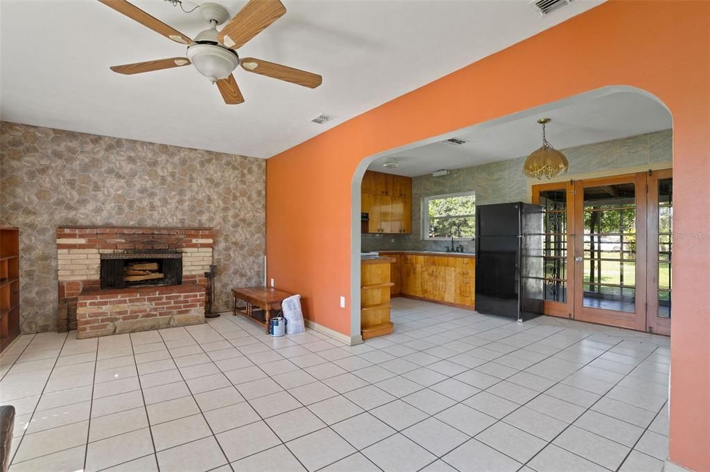 Active With Contract: $2,000 (3 beds, 1 baths, 1012 Square Feet)