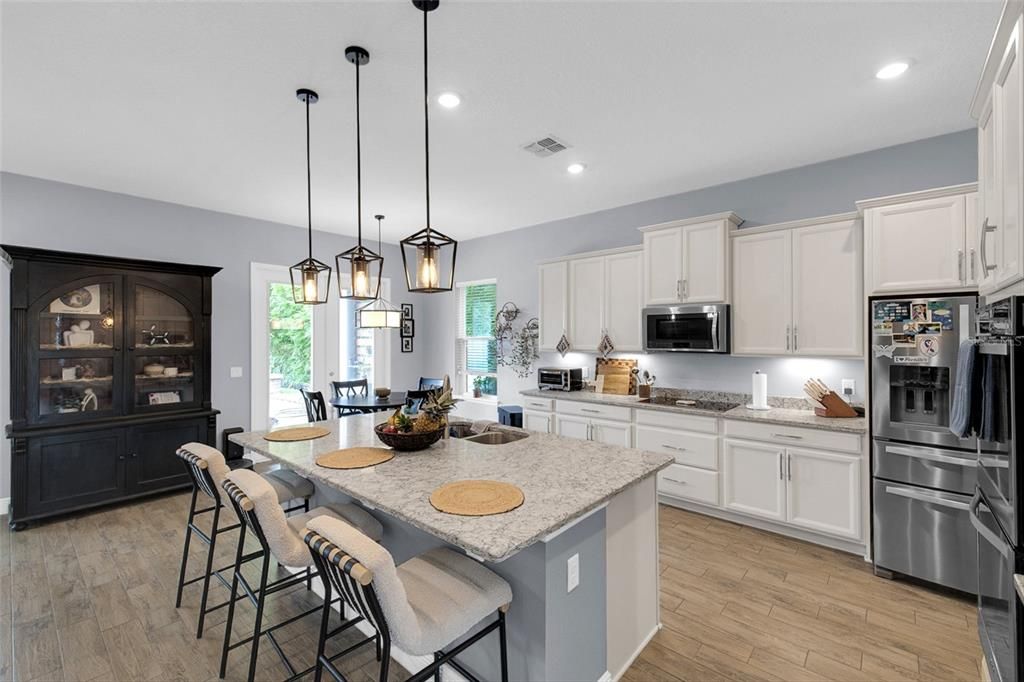 For Sale: $1,050,000 (5 beds, 4 baths, 4260 Square Feet)