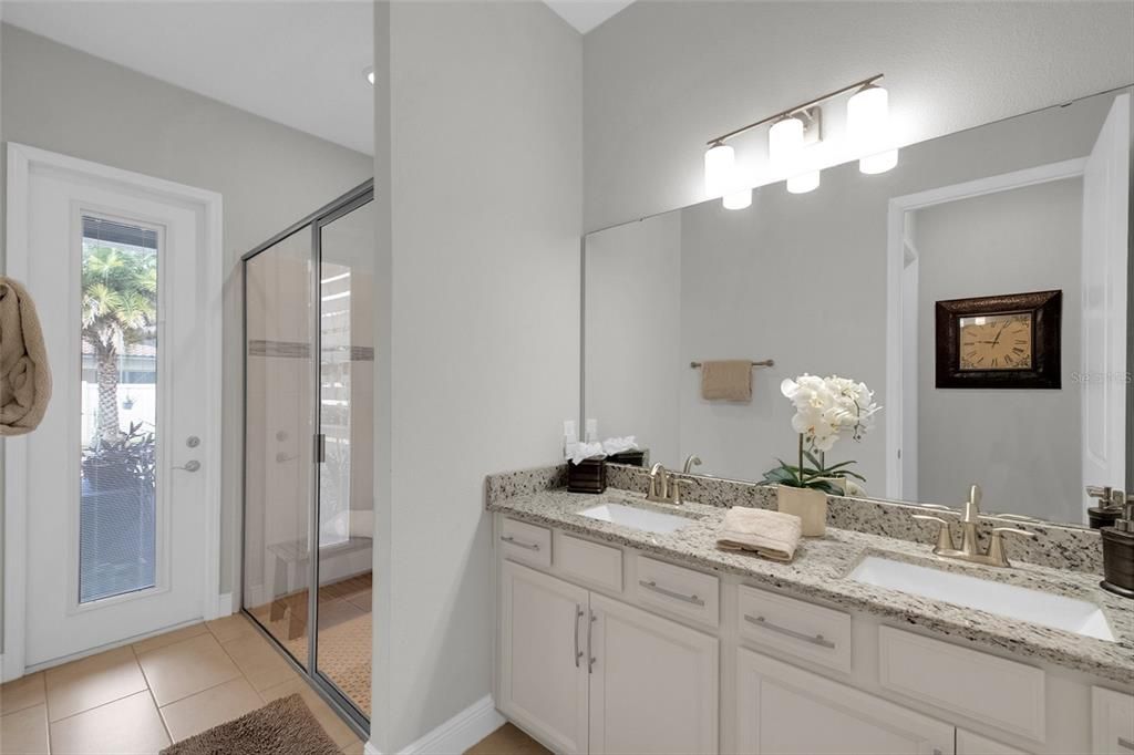 For Sale: $1,050,000 (5 beds, 4 baths, 4260 Square Feet)