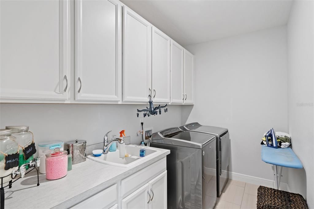 Active With Contract: $890,000 (4 beds, 3 baths, 2733 Square Feet)