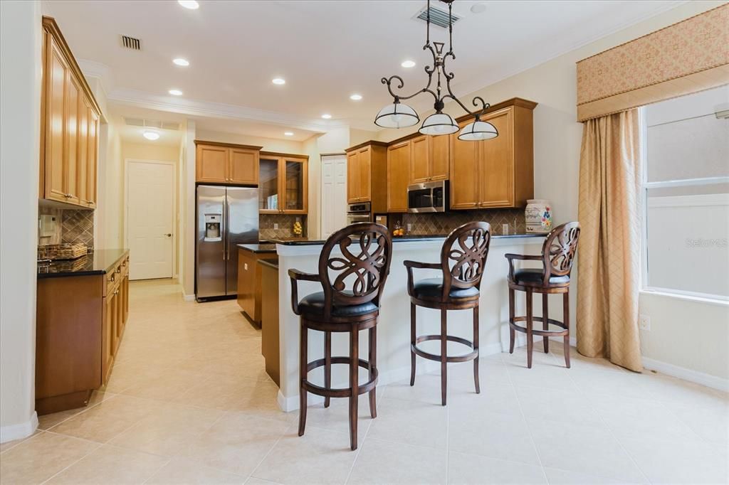 合同活跃: $710,000 (6 贝兹, 4 浴室, 3674 平方英尺)