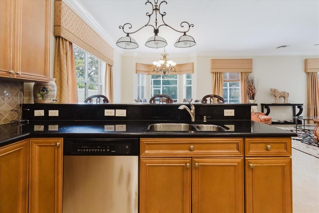 合同活跃: $710,000 (6 贝兹, 4 浴室, 3674 平方英尺)