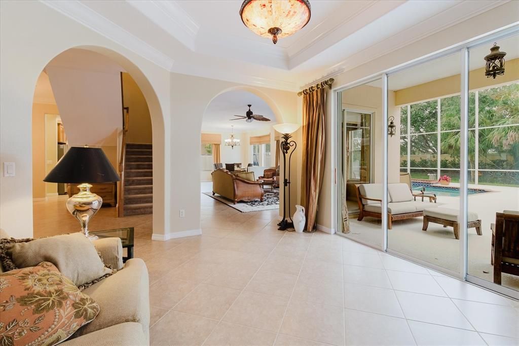 合同活跃: $710,000 (6 贝兹, 4 浴室, 3674 平方英尺)