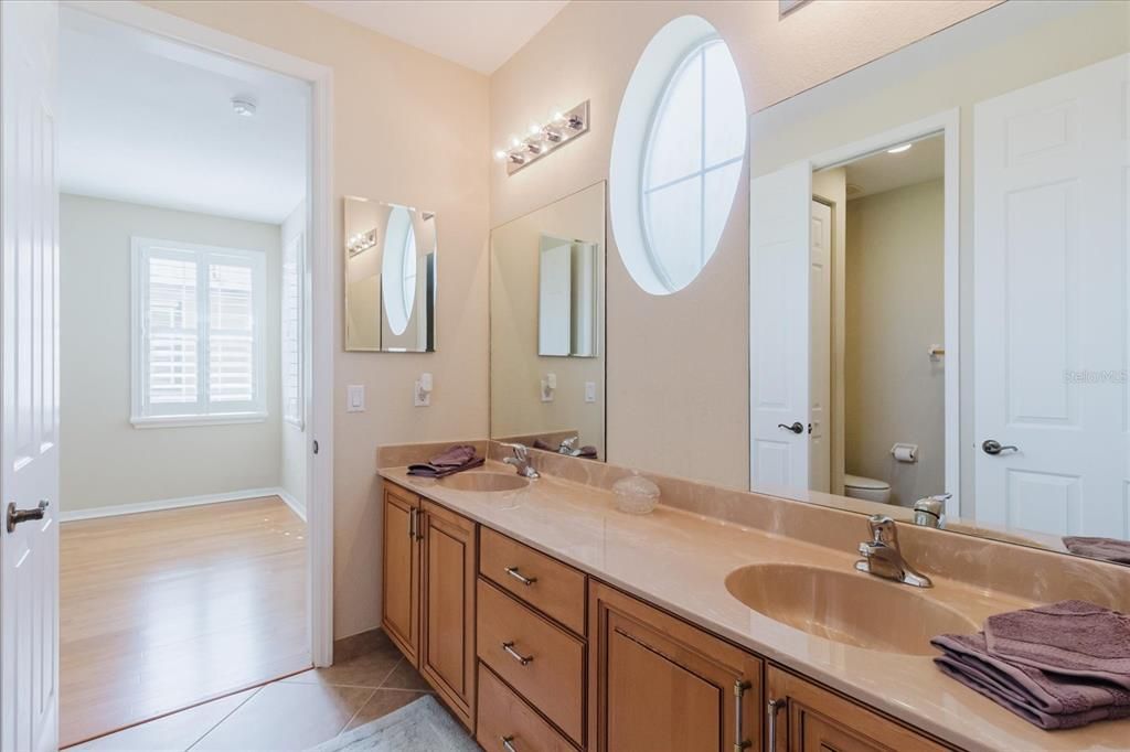 合同活跃: $710,000 (6 贝兹, 4 浴室, 3674 平方英尺)