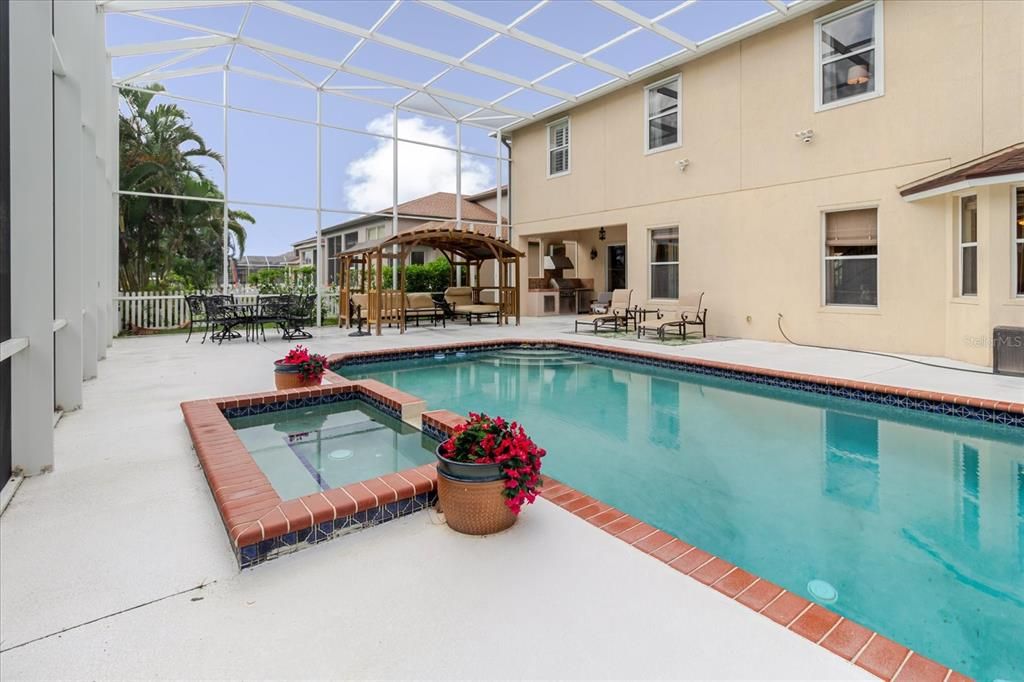 合同活跃: $710,000 (6 贝兹, 4 浴室, 3674 平方英尺)