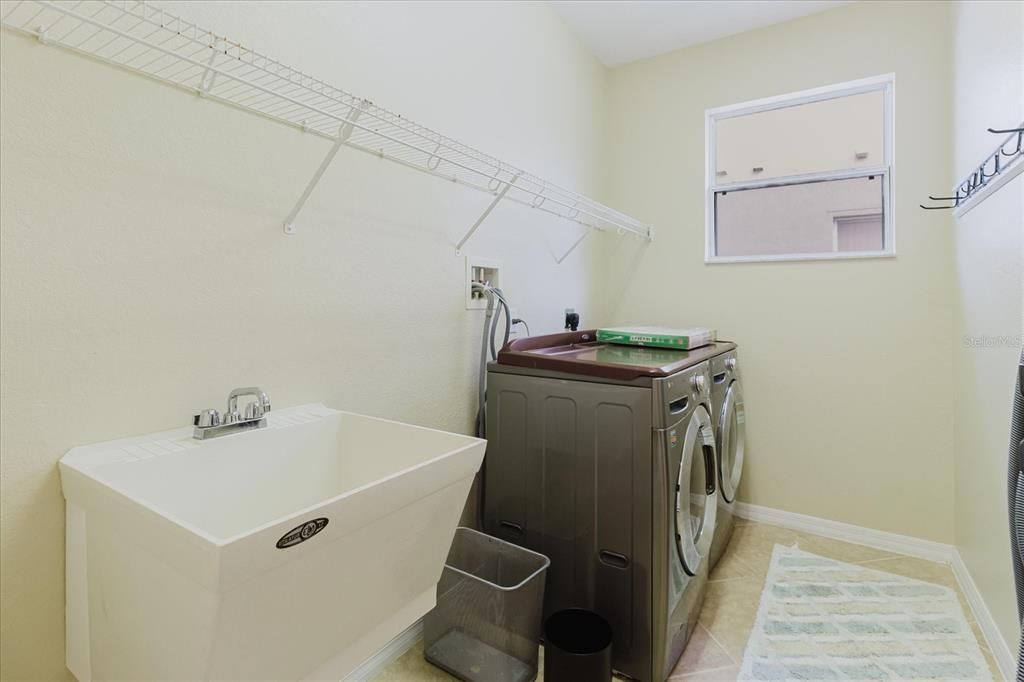 合同活跃: $710,000 (6 贝兹, 4 浴室, 3674 平方英尺)