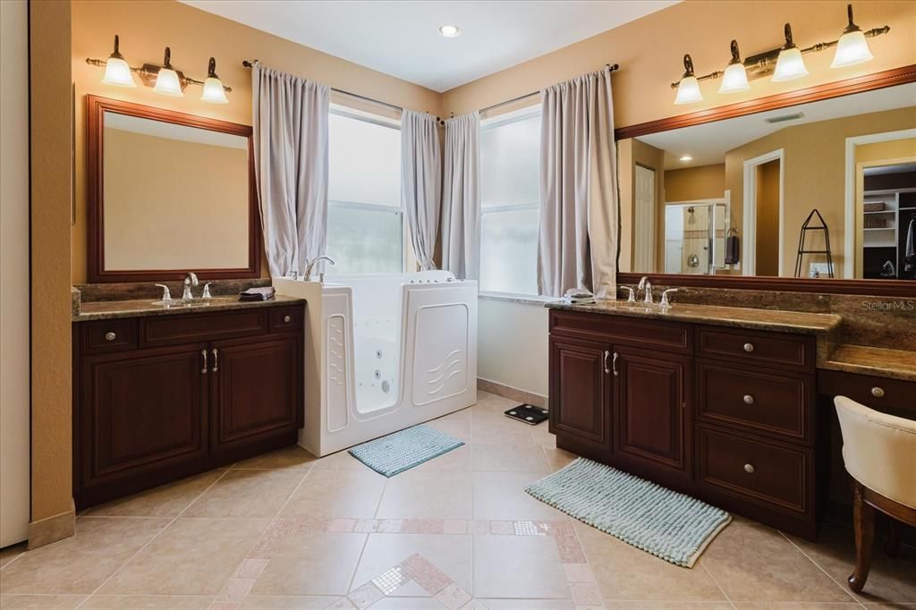 合同活跃: $710,000 (6 贝兹, 4 浴室, 3674 平方英尺)