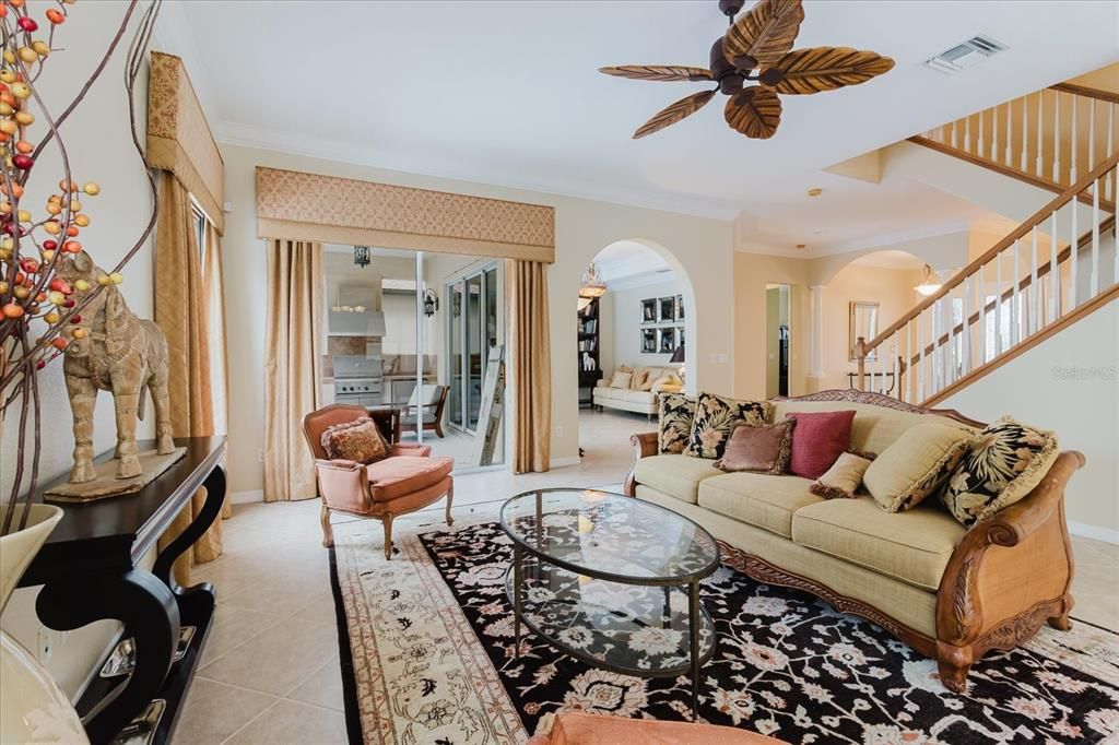 合同活跃: $710,000 (6 贝兹, 4 浴室, 3674 平方英尺)