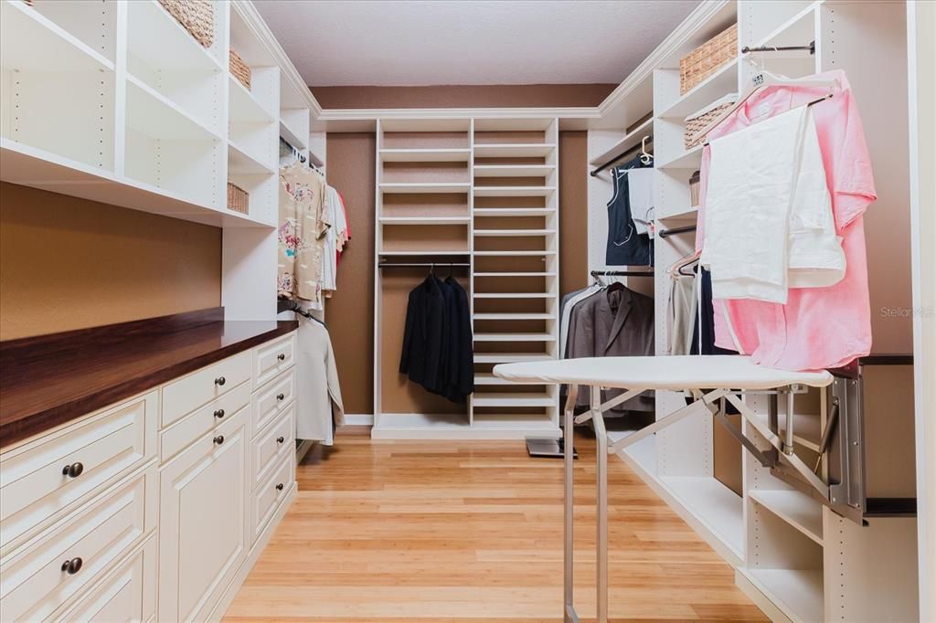 合同活跃: $710,000 (6 贝兹, 4 浴室, 3674 平方英尺)