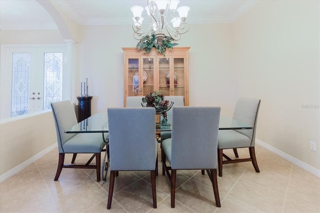 合同活跃: $710,000 (6 贝兹, 4 浴室, 3674 平方英尺)