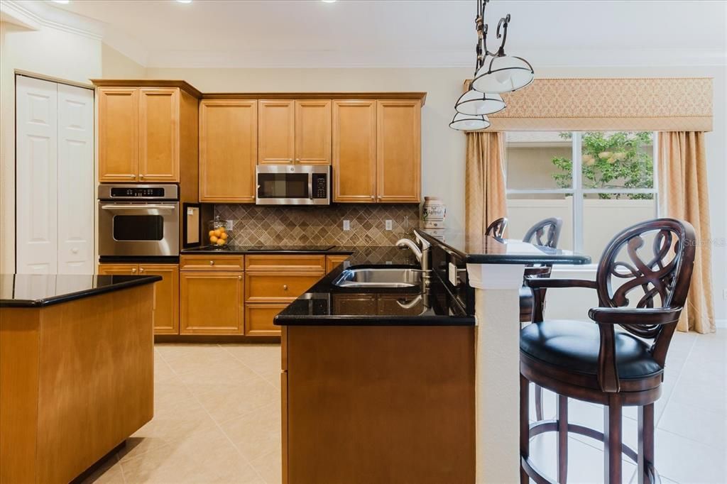 合同活跃: $710,000 (6 贝兹, 4 浴室, 3674 平方英尺)