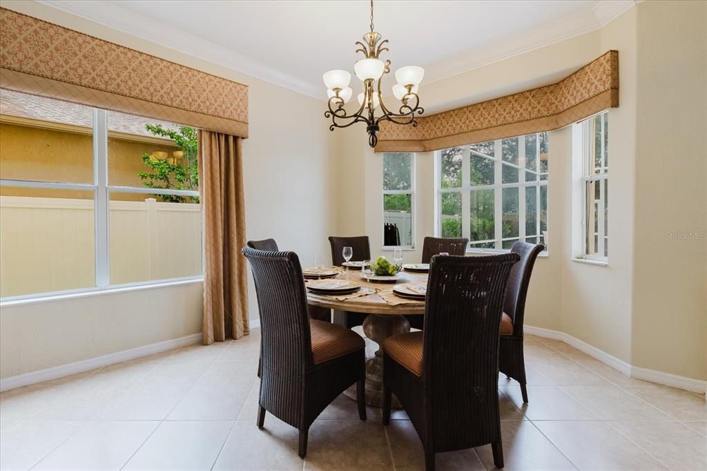 合同活跃: $710,000 (6 贝兹, 4 浴室, 3674 平方英尺)