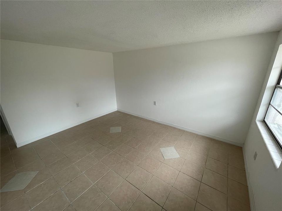 For Rent: $1,100 (2 beds, 1 baths, 720 Square Feet)