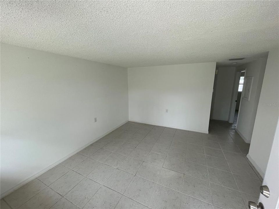 For Rent: $1,100 (2 beds, 1 baths, 720 Square Feet)