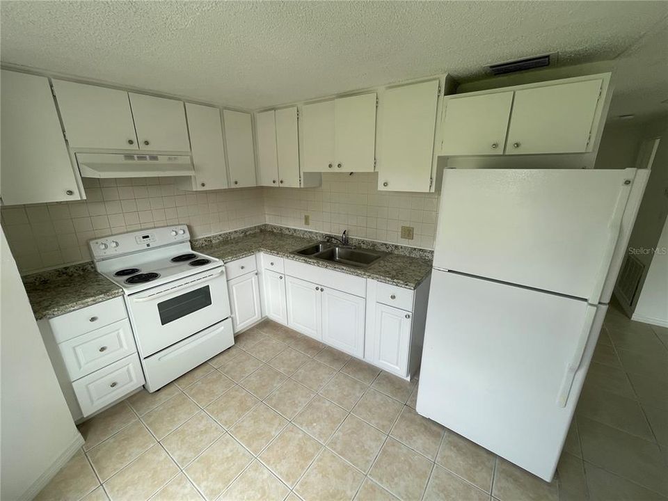 For Rent: $1,100 (2 beds, 1 baths, 720 Square Feet)