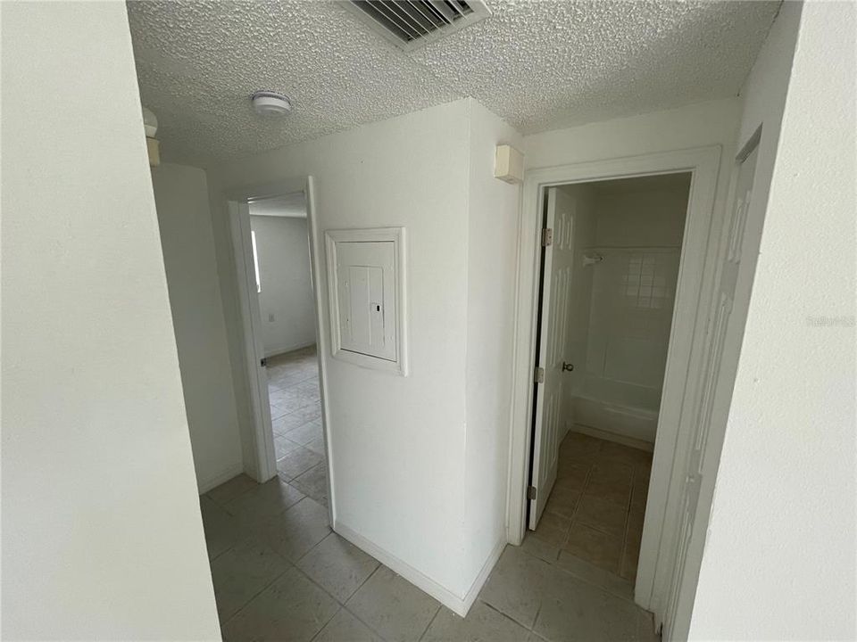For Rent: $1,100 (2 beds, 1 baths, 720 Square Feet)