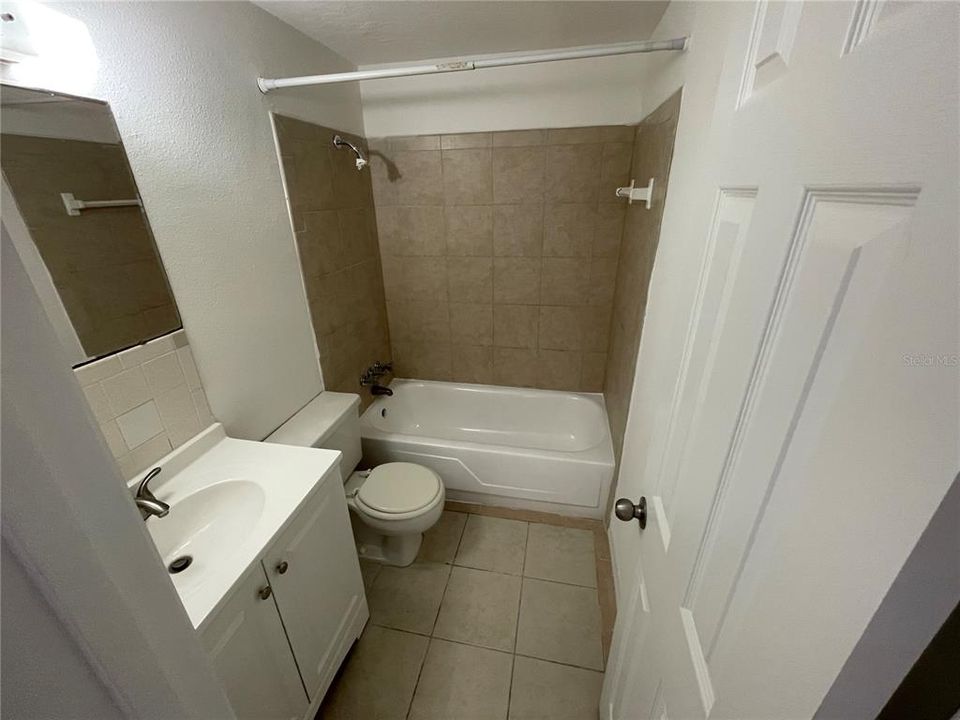 For Rent: $1,100 (2 beds, 1 baths, 720 Square Feet)