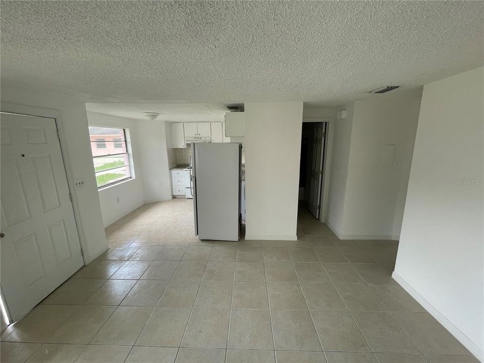 For Rent: $1,100 (2 beds, 1 baths, 720 Square Feet)