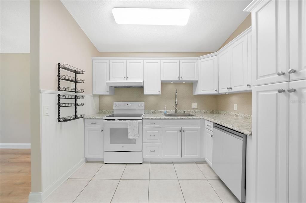 Active With Contract: $149,000 (2 beds, 1 baths, 868 Square Feet)