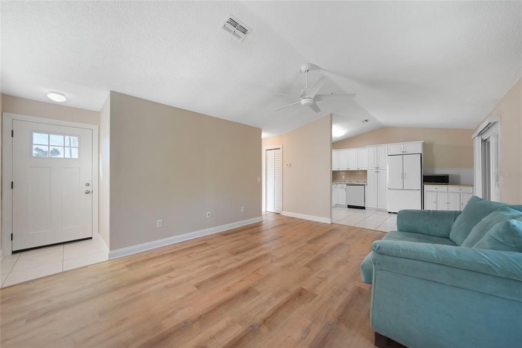 Active With Contract: $149,000 (2 beds, 1 baths, 868 Square Feet)