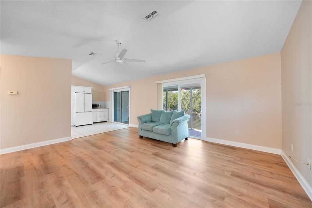 Active With Contract: $149,000 (2 beds, 1 baths, 868 Square Feet)