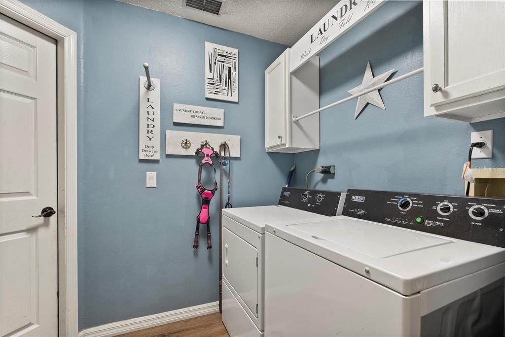 Под контрактом: $460,000 (4 спален, 2 ванн, 2312 Квадратных фут)