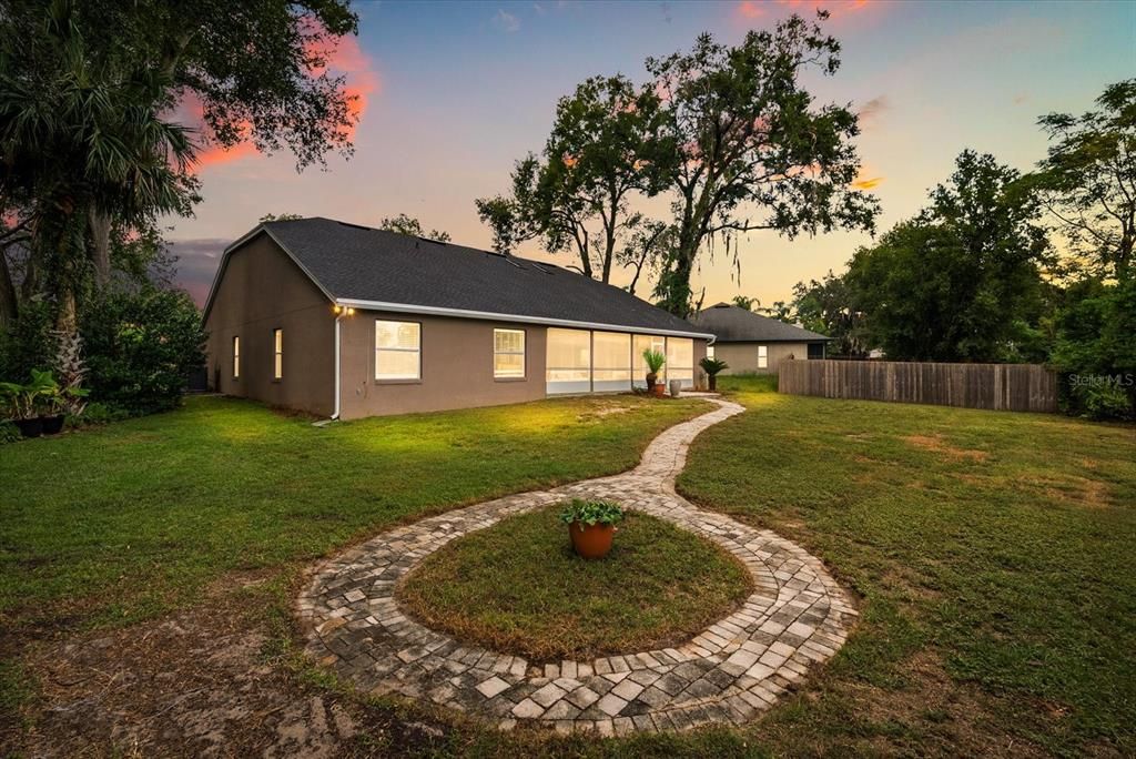 Под контрактом: $460,000 (4 спален, 2 ванн, 2312 Квадратных фут)