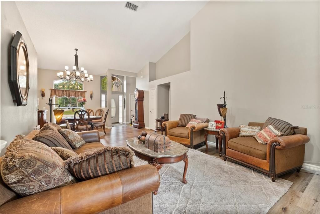 Под контрактом: $460,000 (4 спален, 2 ванн, 2312 Квадратных фут)