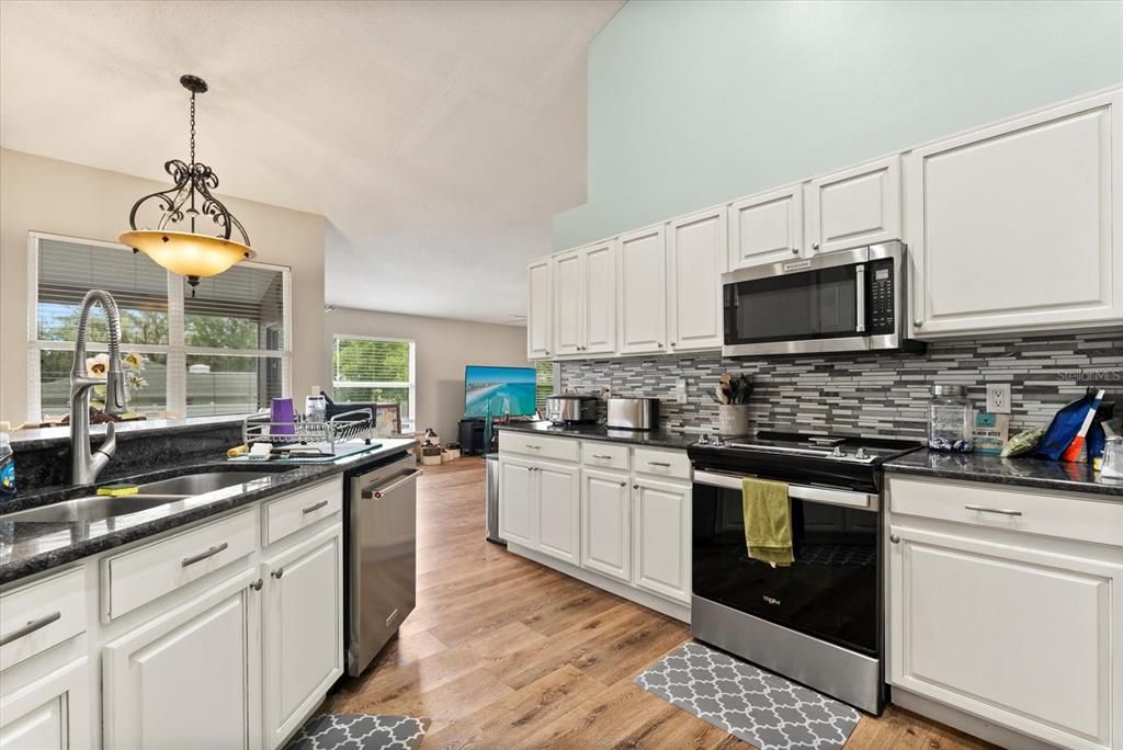 Под контрактом: $460,000 (4 спален, 2 ванн, 2312 Квадратных фут)