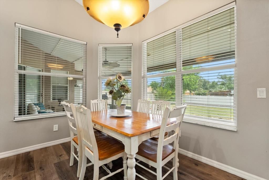 Под контрактом: $460,000 (4 спален, 2 ванн, 2312 Квадратных фут)