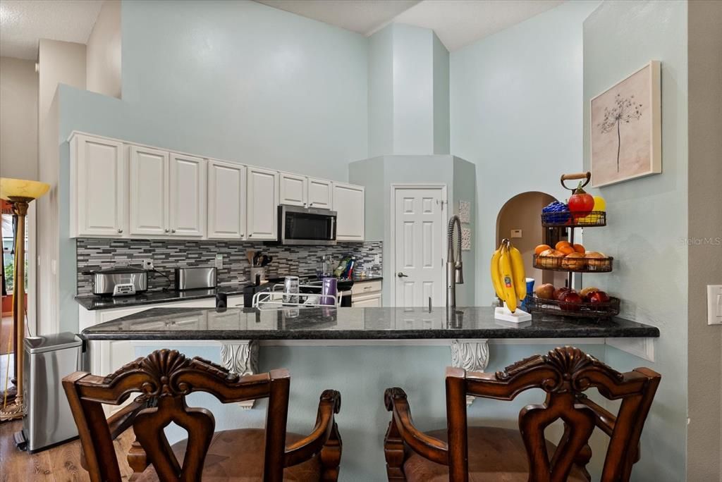 Под контрактом: $460,000 (4 спален, 2 ванн, 2312 Квадратных фут)