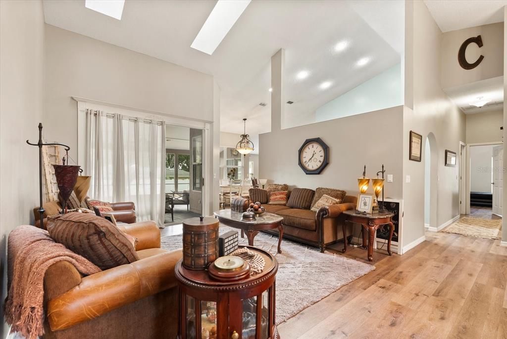 Под контрактом: $460,000 (4 спален, 2 ванн, 2312 Квадратных фут)