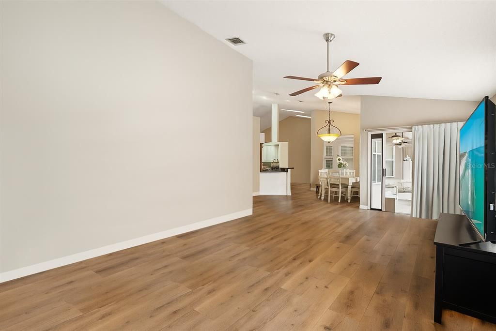 Под контрактом: $460,000 (4 спален, 2 ванн, 2312 Квадратных фут)