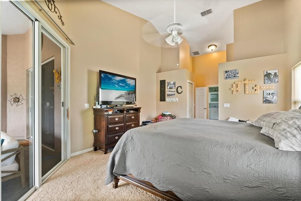 Под контрактом: $460,000 (4 спален, 2 ванн, 2312 Квадратных фут)