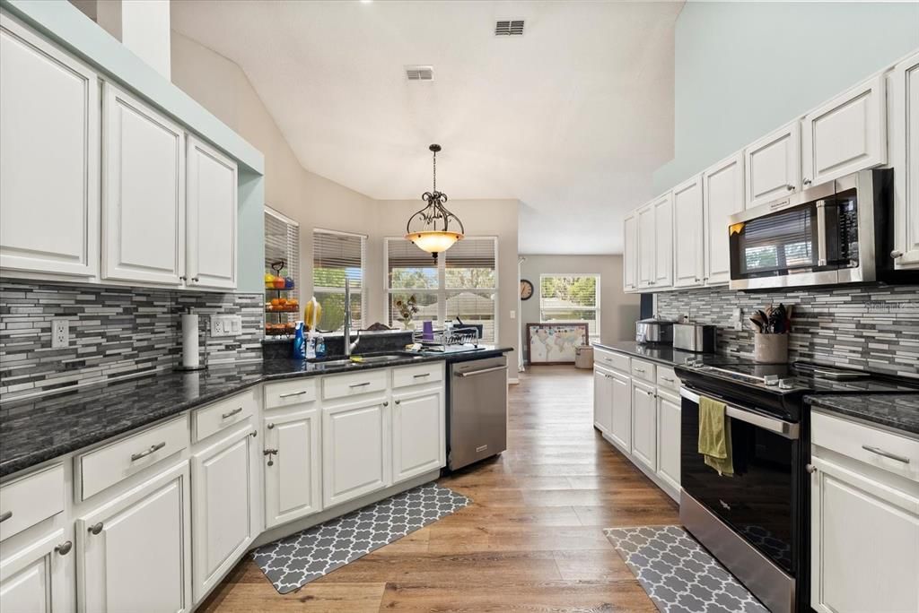 Под контрактом: $460,000 (4 спален, 2 ванн, 2312 Квадратных фут)