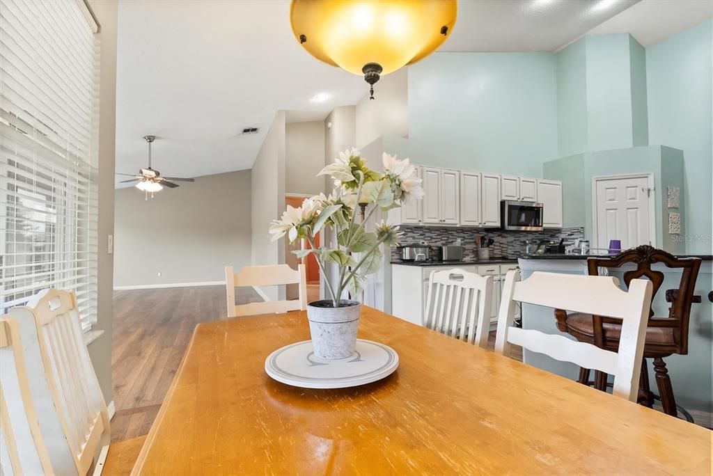 Под контрактом: $460,000 (4 спален, 2 ванн, 2312 Квадратных фут)