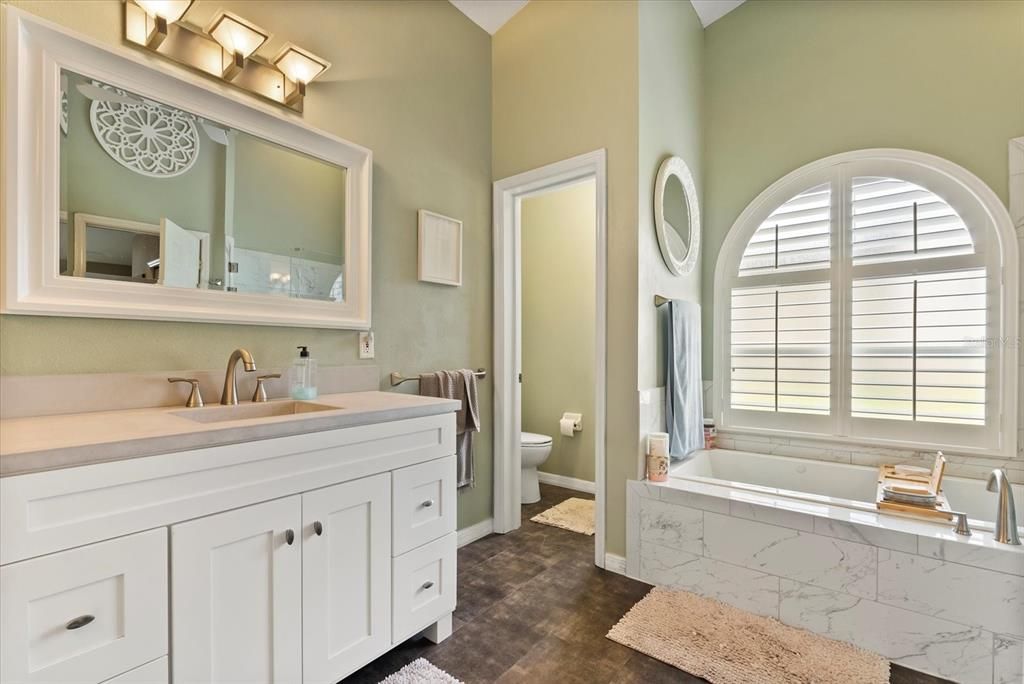 Под контрактом: $460,000 (4 спален, 2 ванн, 2312 Квадратных фут)