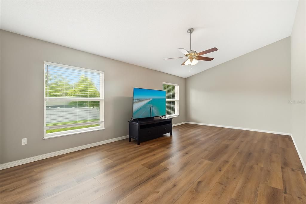 Под контрактом: $460,000 (4 спален, 2 ванн, 2312 Квадратных фут)