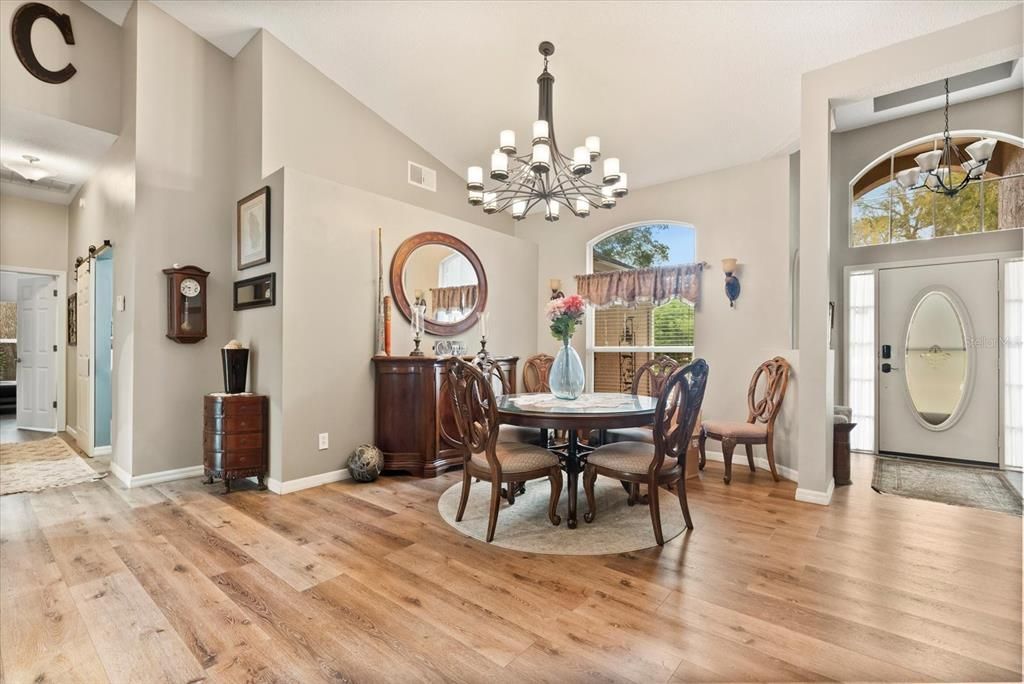 Под контрактом: $460,000 (4 спален, 2 ванн, 2312 Квадратных фут)