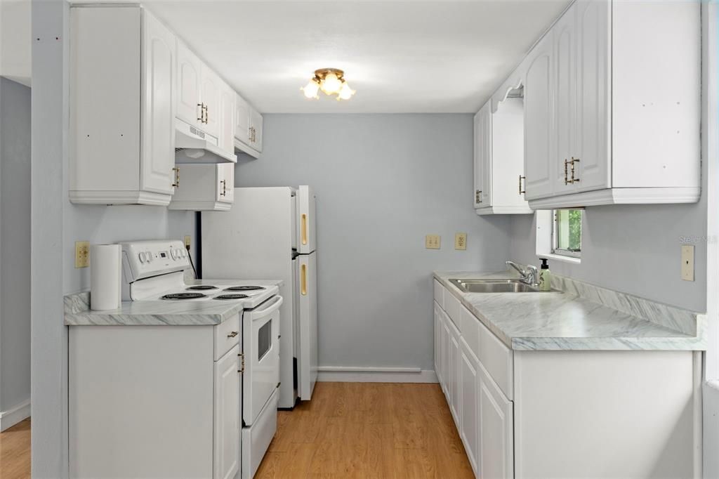 For Sale: $139,900 (1 beds, 1 baths, 675 Square Feet)