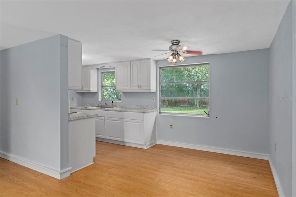 For Sale: $139,900 (1 beds, 1 baths, 675 Square Feet)