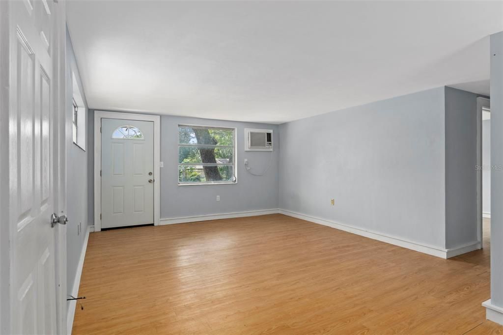 For Sale: $139,900 (1 beds, 1 baths, 675 Square Feet)